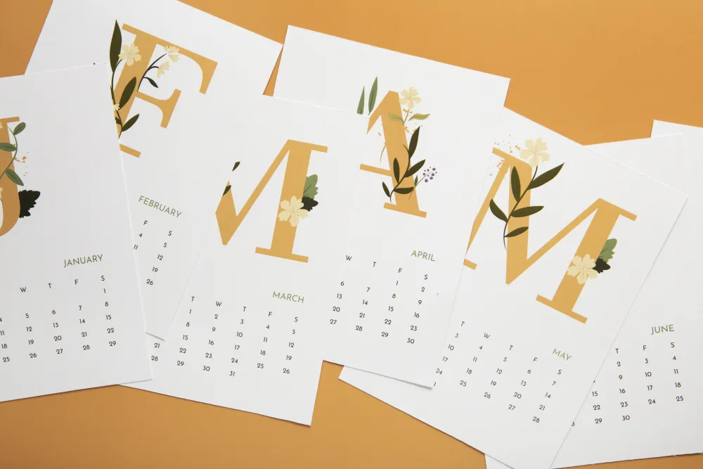 Kalenderblätter für Januar bis Juni mit Pflanzenmotiven auf orangem Grund