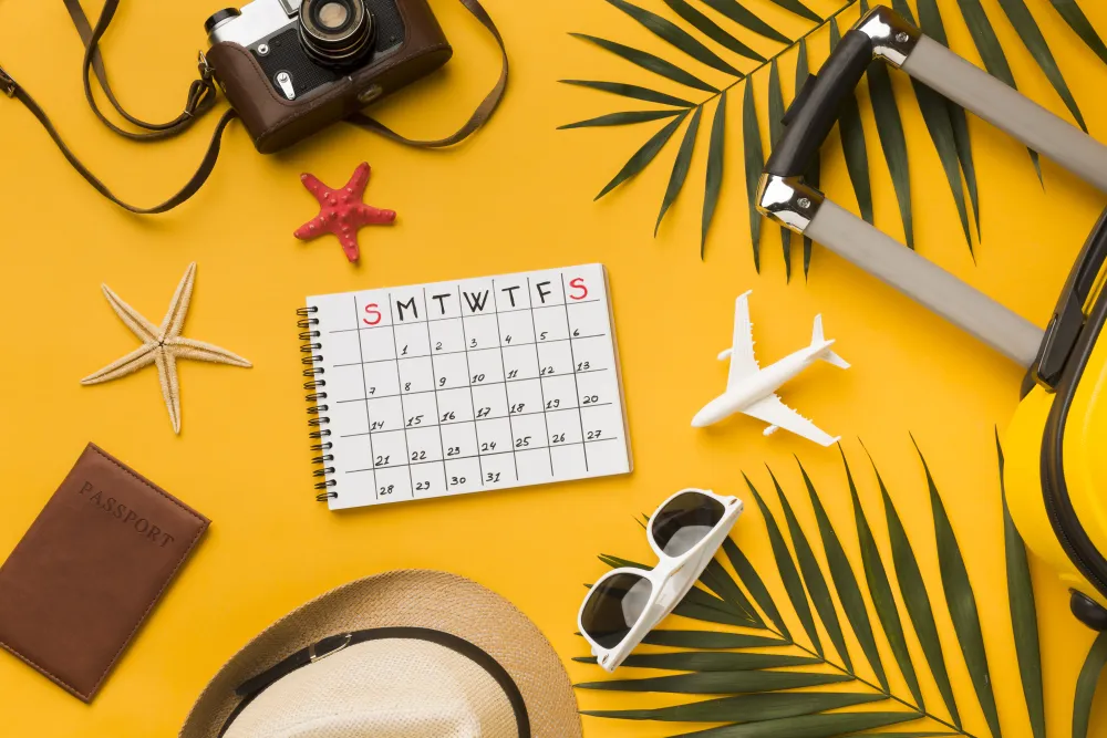 Kalender, Sonnenbrille und Reiseutensilien zur Urlaubsplanung
