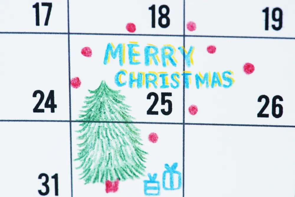 Kalenderblatt mit gemaltem Weihnachtsbaum am 25. Dezember