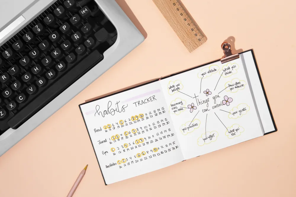 Wochenplaner mit Tagesspalten neben einer Tastatur von oben